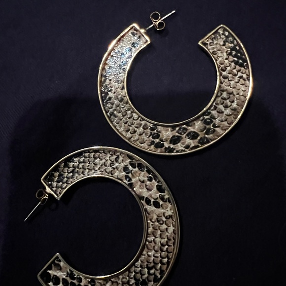 Snake skin loop earrings - Picture 3 of 3
